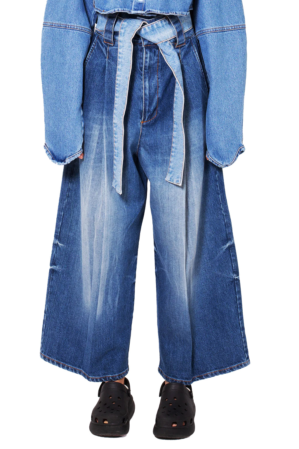 MANCANDY Wide Jeans Classic in hand-faded comfort denim featuring an exaggerated wide-leg silhouette, front pleats and an integrated belt.