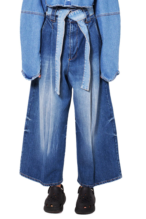 MANCANDY Wide Jeans Classic in hand-faded comfort denim featuring an exaggerated wide-leg silhouette, front pleats and an integrated belt.