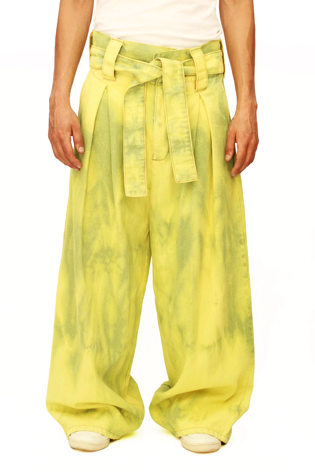 MANCANDY Wide Jeans Lemon in comfort denim featuring an exaggerated wide-leg silhouette, front pleats and an integrated belt.