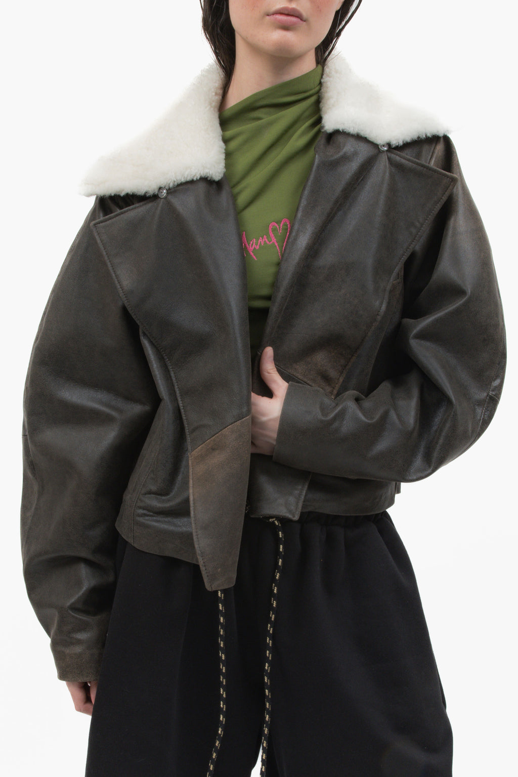 MANCANDY Wide Aviator Jacket in crackled black leather featuring a detachable shearling collar, oversized fit and curved sleeves.